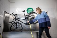 Cykeltvätt, gratis laddning a  elcykelbatterier,, bil- och lastcykelpool underlättar för hyresgäster att leva utan egen bil. Foto: Fredrik Hjerling