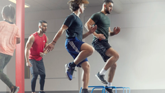 Ett av Friskis&Svettis nya träningspass, Sports Athletics. Inspirerat av sportens fyspass tränar du spänst och snabbhet med enkla redskap.