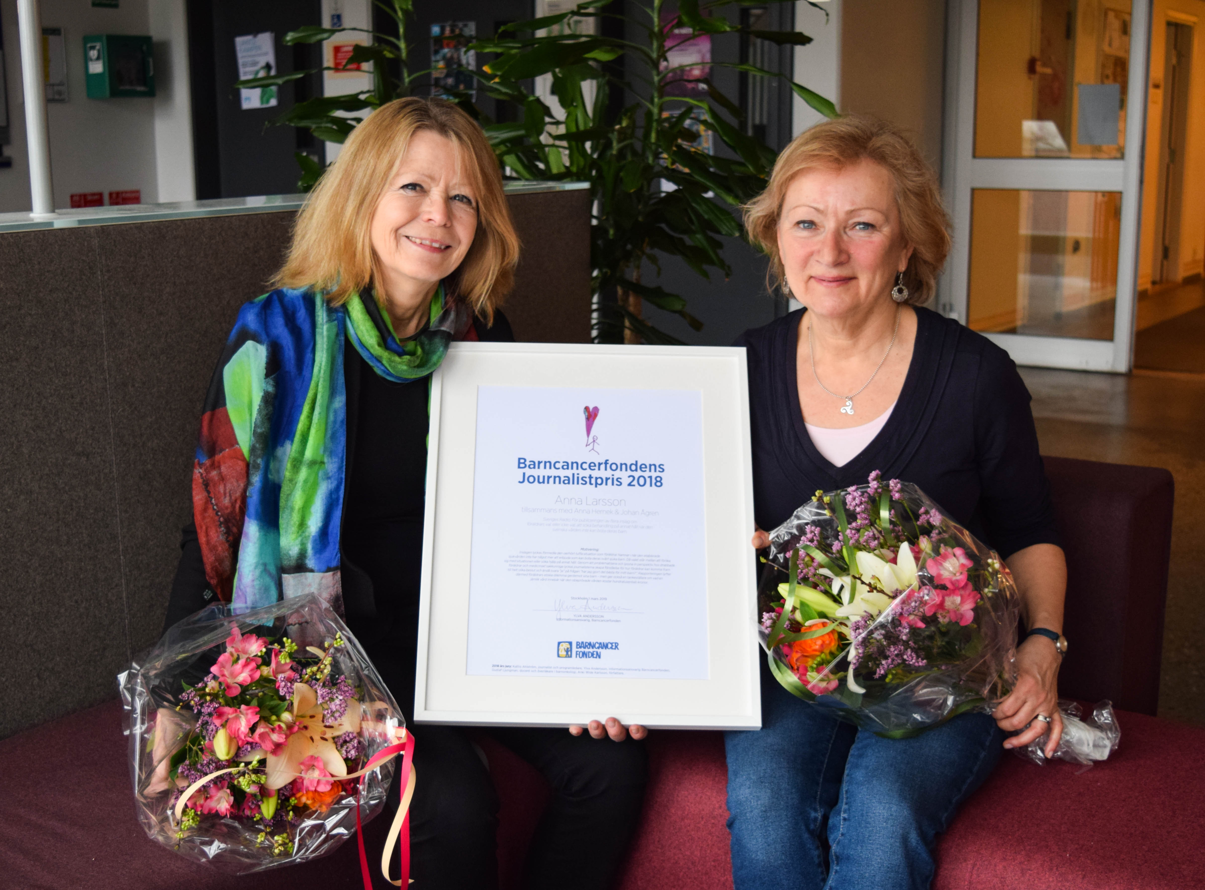 Barncancerfondens journalistpris gick i år till Anna Larsson (t v) tillsammans med Anna Hernek (t h) och Johan Ågren (inte med på bild),  på Sveriges radio.