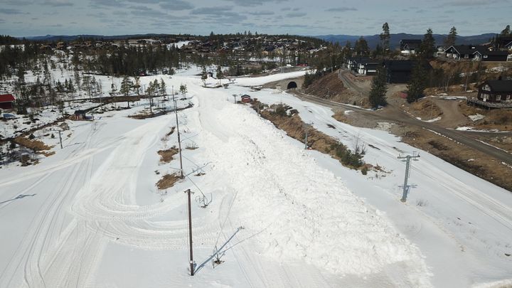Branäsgruppen sparar nu snö på alla anläggningar. I Branäs (på bilden) påbörjades arbetet direkt efter att de stängde för säsongen den 11 april.