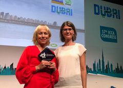 Annika Hallman och Petra Palm från Göteborg & Co tog emot utmärkelsen GDSI i Dubai.