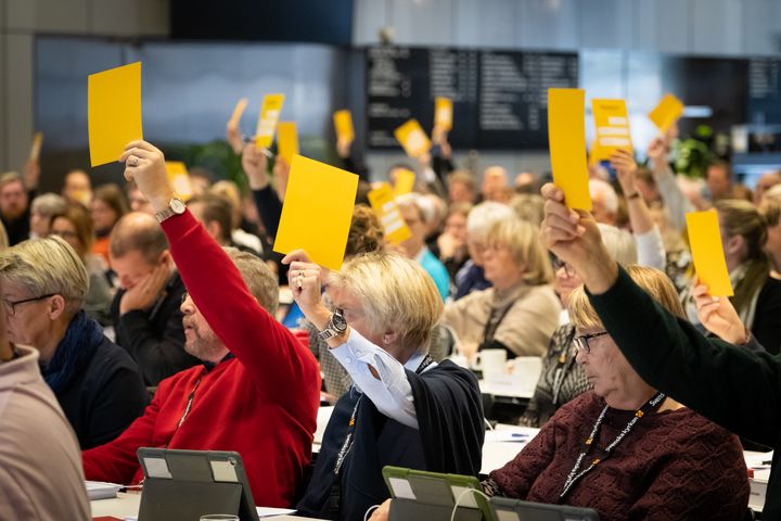 Kyrkomötets ledamöter röstar i beslut om gårdagens debattfrågor. Foto: Magnus Aronson/IKON.