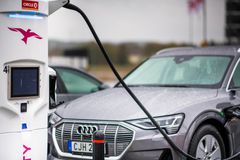 Audi e-tron laddar 150 kW vid IONITY i Strömstad. Foto Terje Borudd