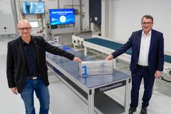 Andreas Salewsky (höger), fabrikschef Volkswagen Group Components Salzgitter, och ordförande i det lokala arbetarrådet Dirk Windmüller startar återvinningsanläggningen.