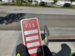 Har du sett en sådan här skylt i samhället någon gång? Den innehåller information om var höjdfixen finns, vilket nummer mätpunkten har och på vilket avstånd från skylten den finns. Foto: Daniel Jansson, Upplands Väsby kommun