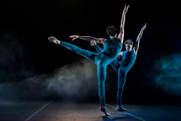 Sonatra med Kungliga Baletten 2021. På bilden: Samuele Ninci och Calum Lowden. Foto: Kungliga Operan/Carl Thorborg.
