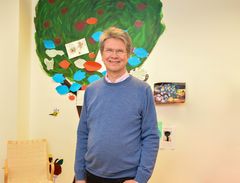 Forskare Veikko Pelto-Piri framför Hoppets träd på avdelning 2, Psykiatrisk akut- och heldygnsvård. Foto: Elin Abelson