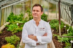 Chef Simon Tress in the greenhouse of the organic hotel-restaurant ROSE © GNTB/Florian Trykowski