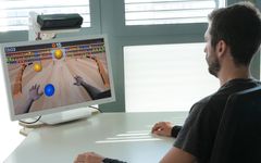 Strokepatienter på Akademiska sjukhuset ska inom kort kunna träna upp motoriska och kognitiva funktioner med hjälp individuellt anpassade digitala träningsprogram. Träningen ska kunna ske hemifrån dagligen och därmed bli effektivare..