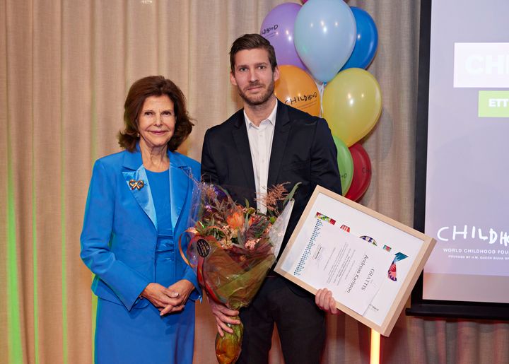 H.M. Drottningen med vinnaren av Childhoodpriset 2022, Andreas Carlson. Foto: Eva Edsjö
