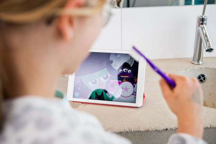 I Rocka munnen appen kopplas tandborstning och skärmtid ihop till ett roligt spel.