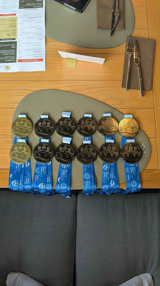 Svenslka Pistoljuniorernas medaljskörd under EM i Osijek