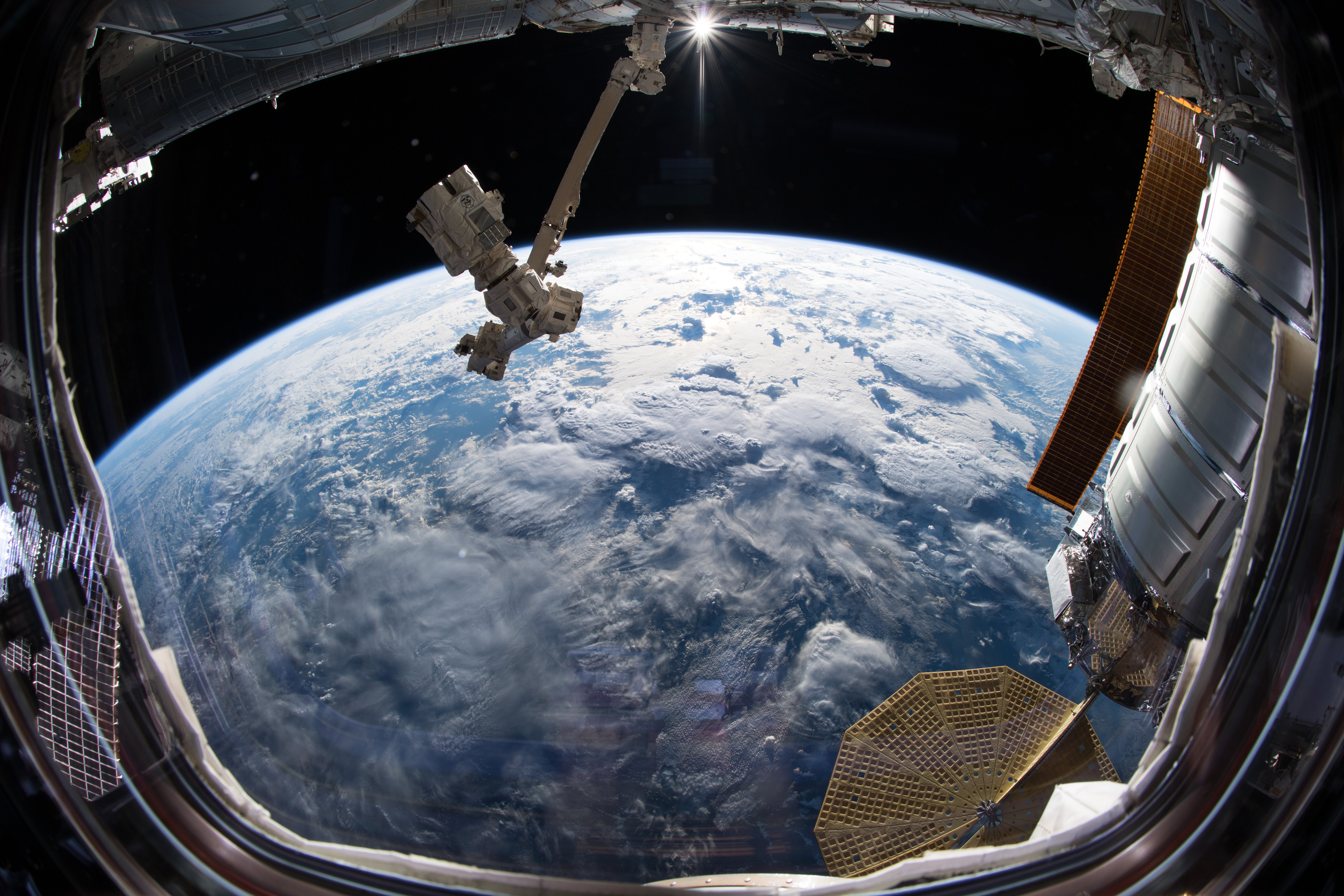 Космонавтам видны планеты. Вид земли из космоса. Вид из иллюминатора в космосе. Вид из иллюминатора на землю. Земля из иллюминатора космического корабля.