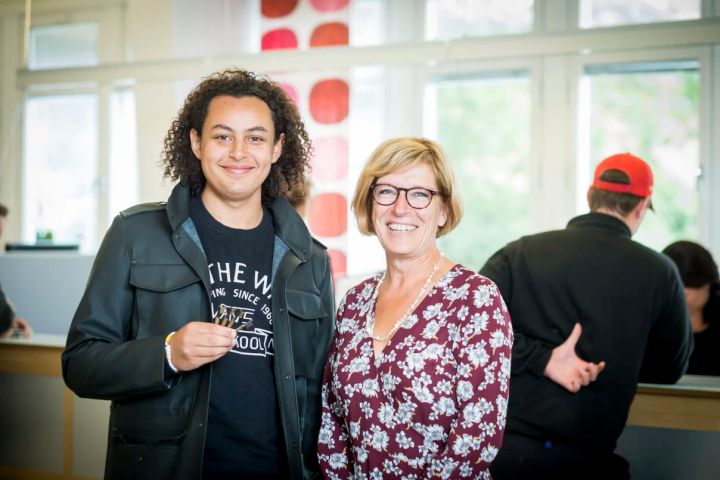 William har fått nycklar till sin studentlägenhet i Älvsjöstaden av Anette Sand, vd Familjebostäder. Foto: Gustav Kaiser / Familjebostäder