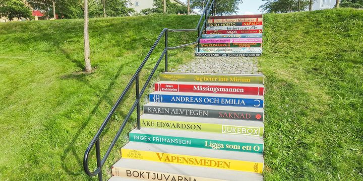 -	Boktrappan påminner om alla berättelser som skrivits häromkring. Att boken finns nära på det här sättet, i trappan och i bokskåpet på lekplatsen, hoppas vi väcker läsglädje och nyfikenhet, Rebecca Lidén, Biblioteken Jönköpings kommun.