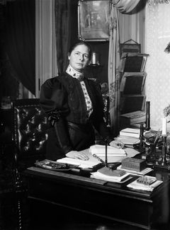 Karolina Widerström vid skrivbordet, år 1906. 