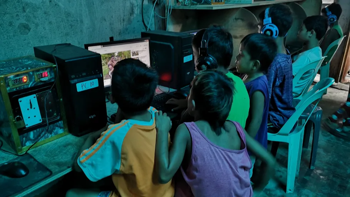Barn på internetcafé i Filippinerna. Foto: Childhood