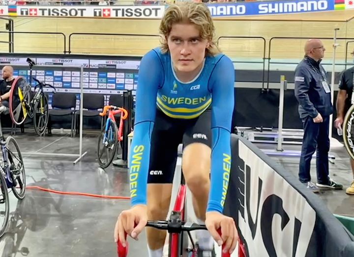 Gustav Johansson cyklar belåtet ner efter VM-poängloppet. Foto: Svenska Cykelförbundet
