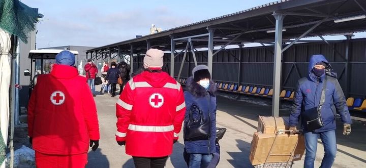 Aktiva strider längs kontaktlinjen har tvingat ICRC att tillfälligt avbryta sin verksamhet vid de resursstationer som finns på bägge sidor för att människor ska kunna värma sig medan de väntar på sin tur vid Stanytsia Luhanska-övergången. 