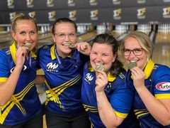 Svenska damlandslaget som vann guld i World Cup är årets bowlare på damsidan. Jenny Wegner, Anna Andersson, Josefin Hermansson och Cajsa Wegner.