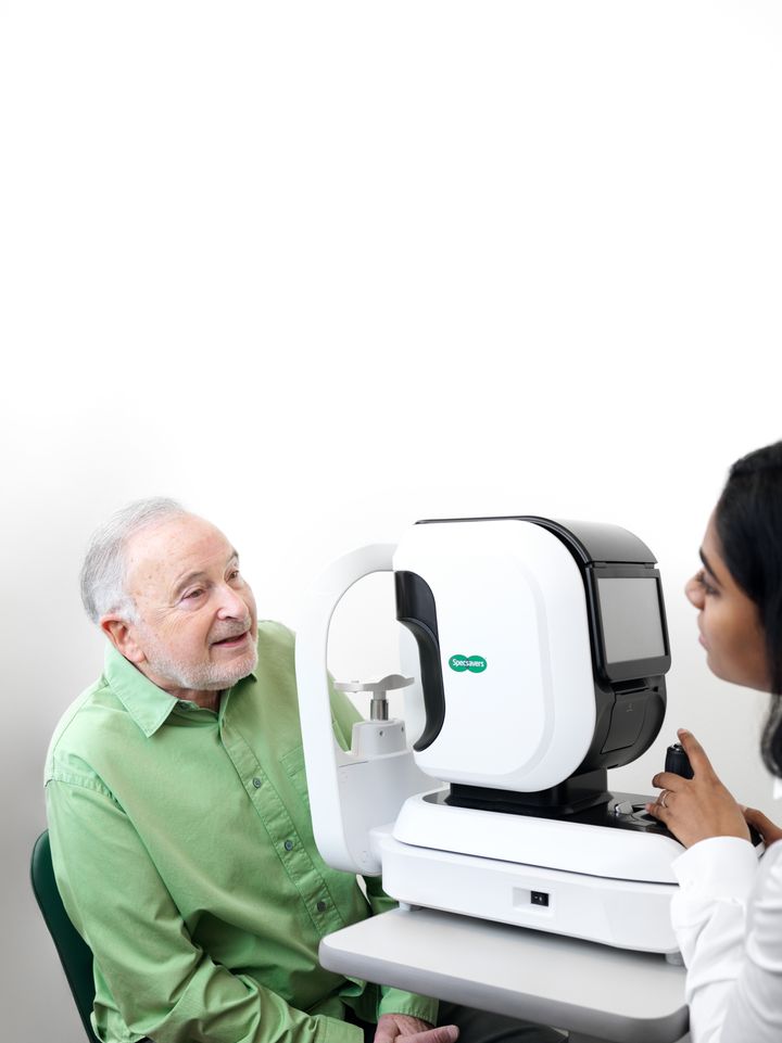 En synundersökning är inte bara en kontroll av synförmågan, utan ett sätt att upptäcka allvarliga sjukdomar. Foto: Specsavers
