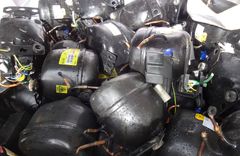 En av sex containrar med sammanlagt 167 ton kylkompressorer på väg till Pakistan som stoppades 22-09-15. Foto: Tullverket / Länsstyrelsen i Stockholm