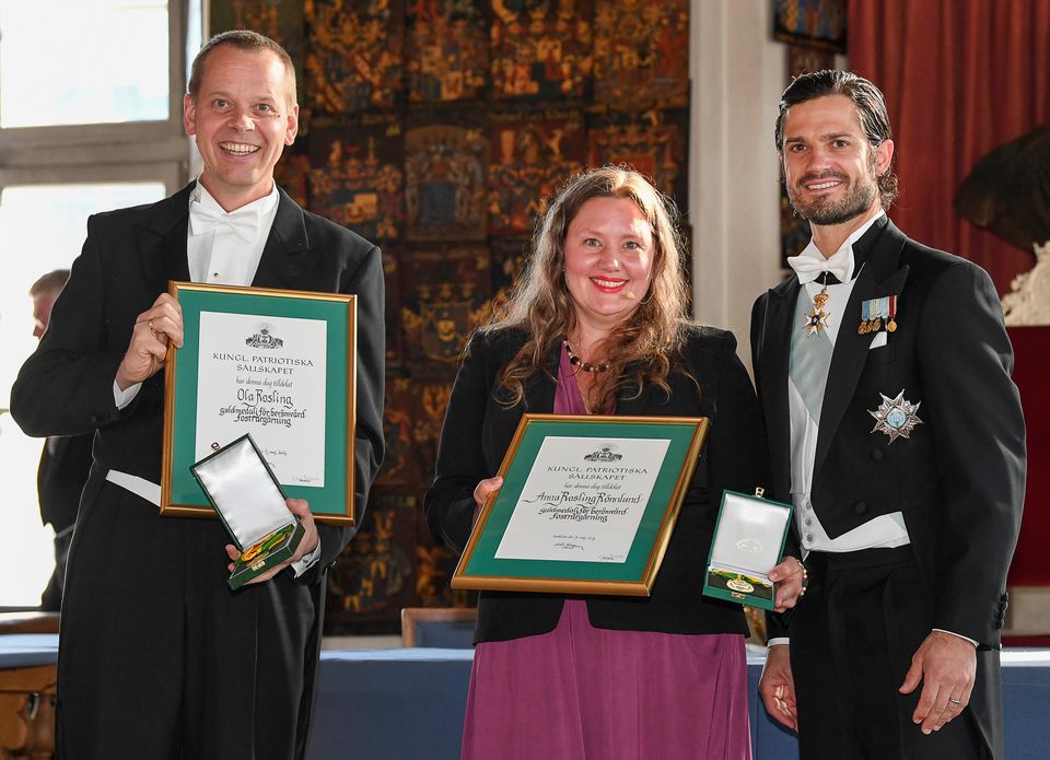 Anna Rosling Rönnlund och Ola Rosling tilldelas medalj för betydande fostrargärning.