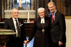 Ragnar Norrman och Johannes Söderberg tillsammans med ärkebiskop Antje Jackelén i Uppsala domkyrka i eftermiddags. Foto: Magnus Aronson/IKON