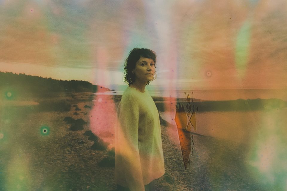 Den finlandssvenska artisten Iiris Viljanen är aktuell med ny solomusik för piano. I mars gästar hon Jazzhörnan på UKK. Foto: Olof Grind