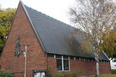Skårs kyrka i Örgryte församling invigdes 1959 och överlämnades 2020 till Örgryte pastorat, som en av de sista kyrkorna som ägdes av Göteborgs småkyrkofond. (Foto: Torgny Lindén)
