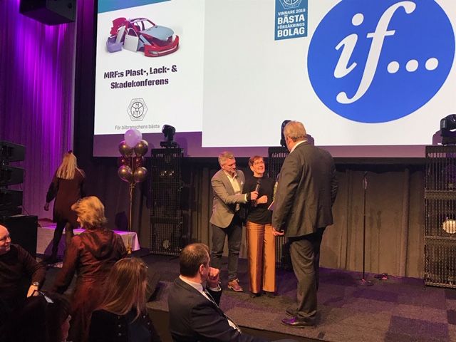 Ifs Annika Berglund tar emot utmärkelsen på MRF:s plast-, lack- och skadekonferens.