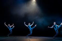 Sonatra med Kungliga Baletten 2021. På bilden: Dawid Kupinski, Calum Lowden, Hampus Gauffin. Foto: Kungliga Operan/Carl Thorborg.