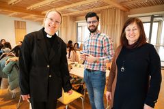 Viveka Tjälve, präst, Wael Korkis, projektledare och Natasha Innab, språkvolontär. Foto: Annelie Tollerå