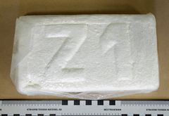 En av de 47 kokainplattor som fanns i de gömda väskorna. Foto: Tullverket