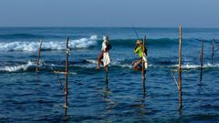 Fiskare på sydöstra Sri Lanka väntar på sin dagliga fångst. I spåren av den ekonomiska krisen råder brist på bränsle till båtar, bilar och andra motorfordon. Matosäkerheten ökar och värst drabbas de allra fattigaste. 