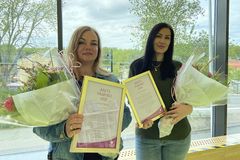 Verksamhetsansvariga Sofia Trison och Emmy Öhman tar emot Trygghetspriset som går till Mivida. Bilden togs i samband med att de tog emot utmärkelsen Årets Väsbybo i förra veckan.