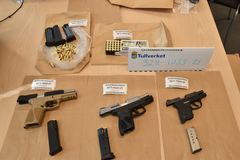 Skarpladdade vapen och patroner som 15-åringen tänkta sälja i Sverige och England. Foto: Tullverket