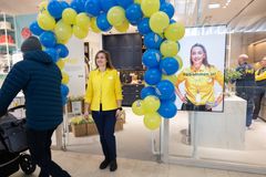 Hos IKEA Planera och beställ i Täby erbjuds personlig service av heminredningsspecialister och möjlighet att klämma och känna på ett urval av det sortiment som IKEA erbjuder. Hela IKEAs sortiment kan beställas hem via digitala lösningar eller med hjälp av medarbetarna på plats. 