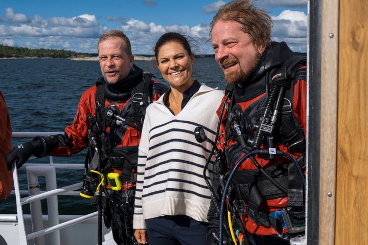 Kronprinsessan Victoria undersökte Osmundvraket tillsammans med Patrik Höglund och Jim Hansson båda marinarkeologer vid Vrak. Foto: Anders Näsberg Vrak/SMTM.