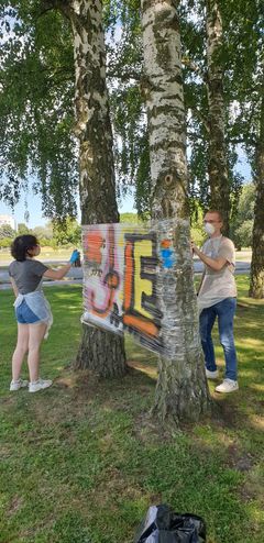 Feriearbetarna Emilia och Bruno övar på grafittitekniken inför Ateljé Krumelurens turné. Foto: Norrköpings kommun