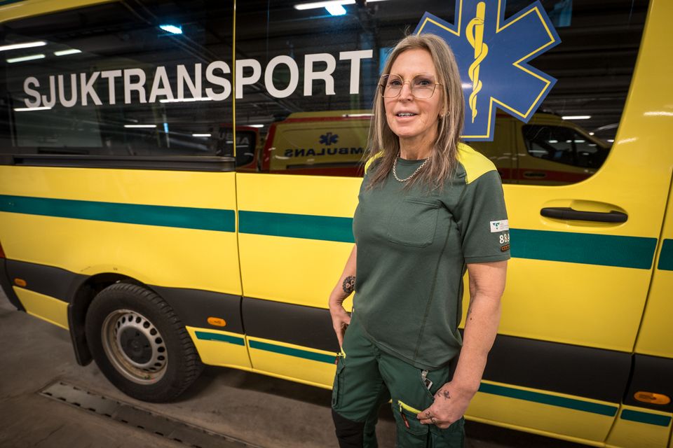 Ensam i bilen men aldrig ensam i ansvaret – Annica berättar om jobbet inom liggande sjuktransport