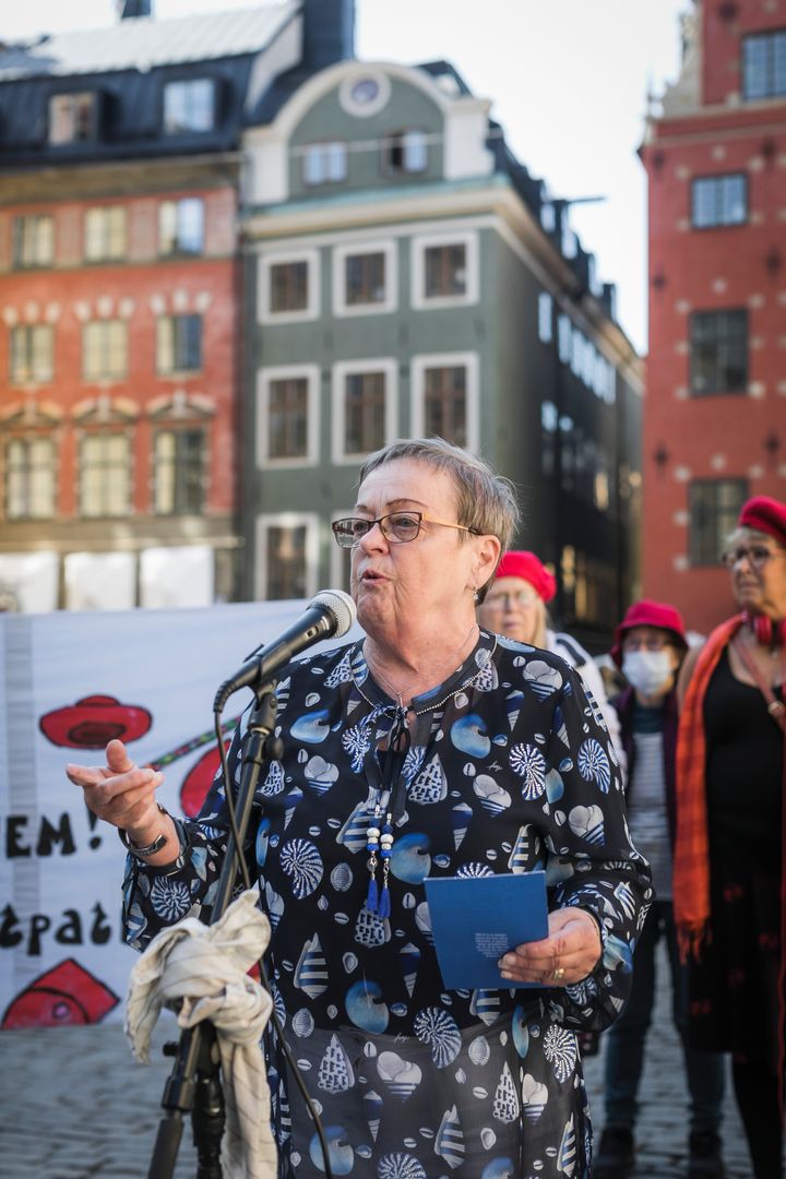 Christina Tallberg, PRO:s ordförande, talar vid manifestation för jämställda pensioner den 9 september. FOTO: Anneli Nygårds.