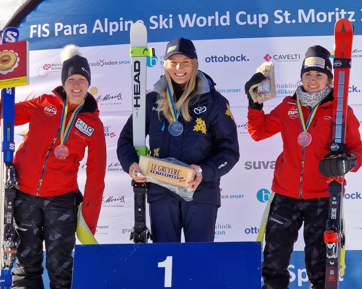 Ebba Årsjö vann torsdagens världscuppremiär i storslalom över Andrea Rothfuss (GER) och Anna-Maria Rieder (GER).