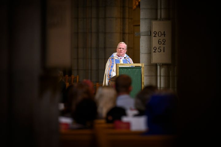 Ragnar Persenius, biskop emeritus, vid stavnedläggningen 2019. Foto: Magnus Aronson