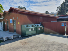 Nya återvinningskärl för plast har placerats på Sandhamn tack vare ett samarbete mellan Håll Sverige Rent, Coca-Cola European Partners i Sverige, Värmdö kommun och KSSS. Foto: Magnus Woxén