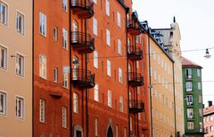 För första gången sedan i maj låg bostadsrättspriserna stilla den senaste månaden och i storstäderna har prisnedgången nu mattats av något. Det visar nya siffror från Svensk Mäklarstatistik.