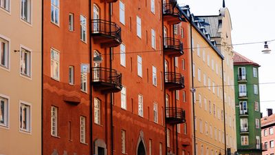 För första gången sedan i maj låg bostadsrättspriserna stilla den senaste månaden och i storstäderna har prisnedgången nu mattats av något. Det visar nya siffror från Svensk Mäklarstatistik.