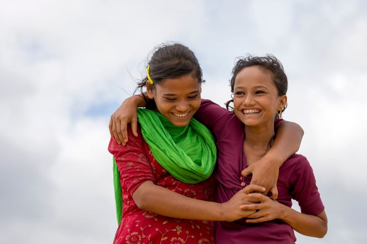 Vänner kan betyda allt i svåra tider, visar rapporten "Röster från Rohingyakrisen". OBS: Bilden får inte publiceras innan den 25 augusti. Foto: KM Asad/Plan International.