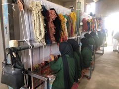En mattfabrik i Mazar-e-Sharif i norra Afghanistan, och som drivs av en ung kvinnlig entreprenör som är internflykting. Foto: Daniel Zetterlund/Sida