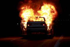 Bil brinner i Lundbytunneln vid säkerhetsövning. Foto: Trafikverket